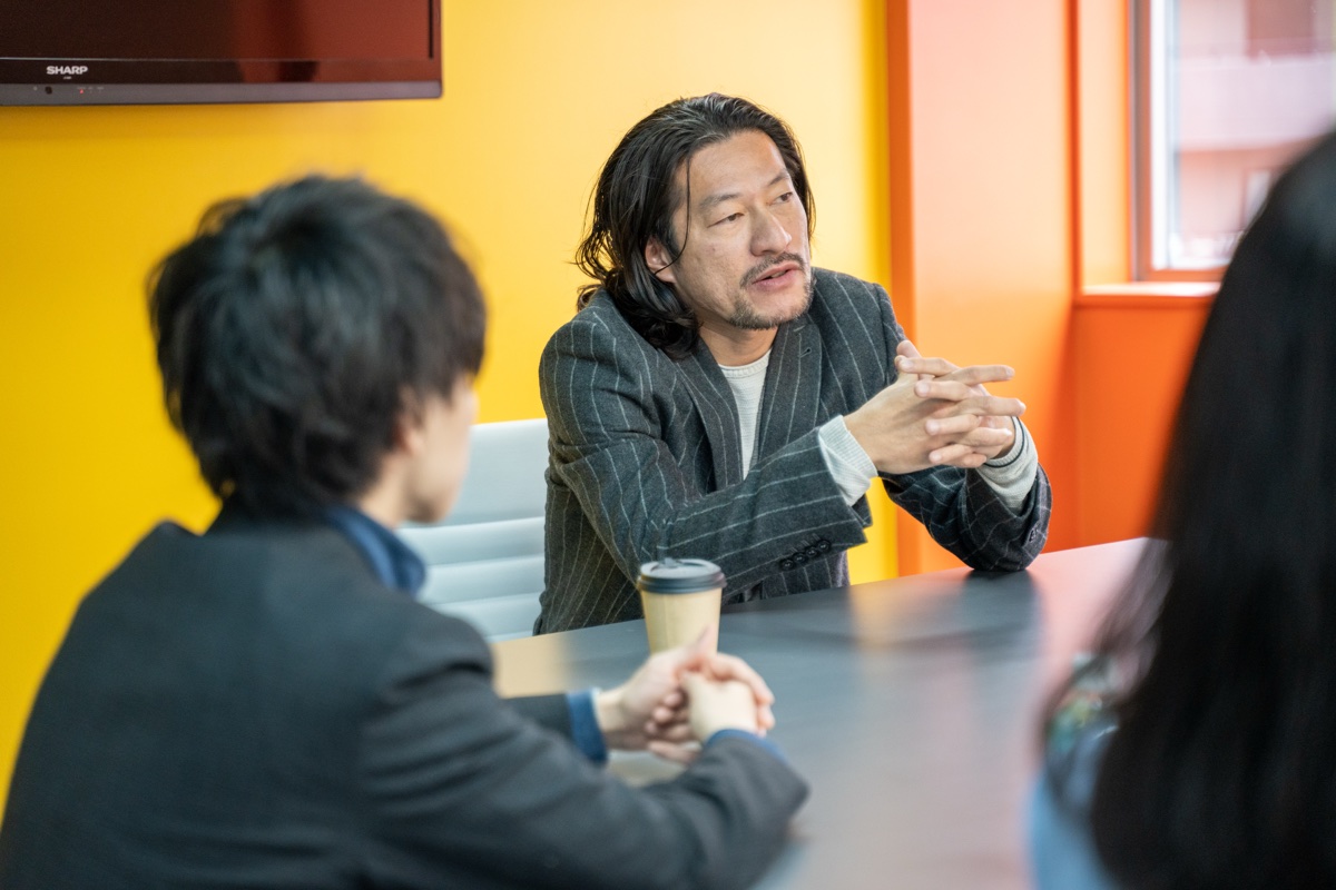 西田代表が社員と対話する様子